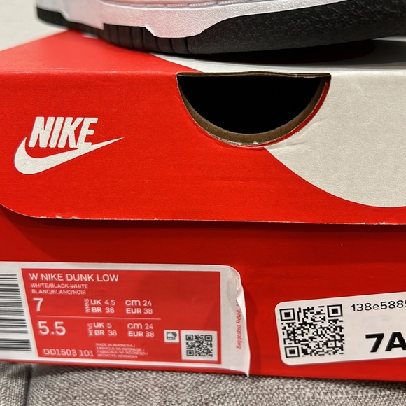 Nike Dunk Low - Picture 3 of 6